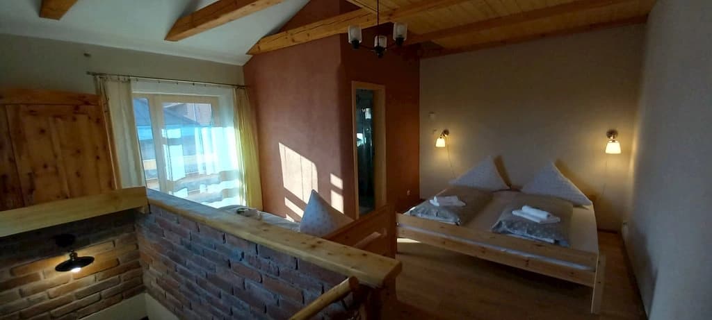 Apartmány Terra - pohľad na hlavný vchod a terasu s výhľadom na Tatry, tradičná architektúra s modernými prvkami