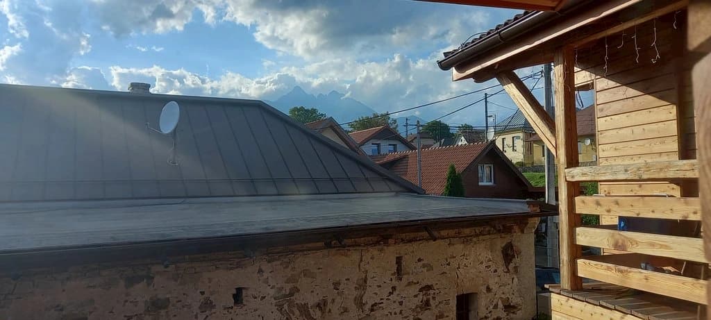 Apartmány Terra - vonkajšia terasa so sedením pre hostí a výhľadom na okolitú prírodu a Vysoké Tatry