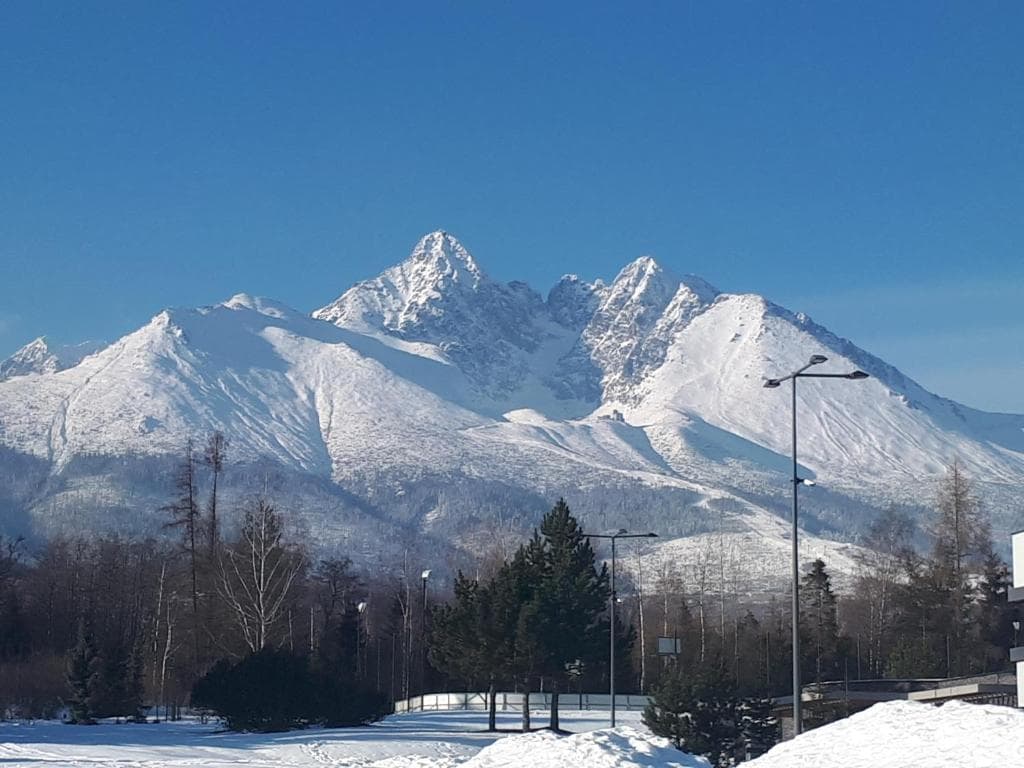 Stará Lesná - zimná scenéria obce s výhľadom na zasnežené Vysoké Tatry a okolité prostredie
