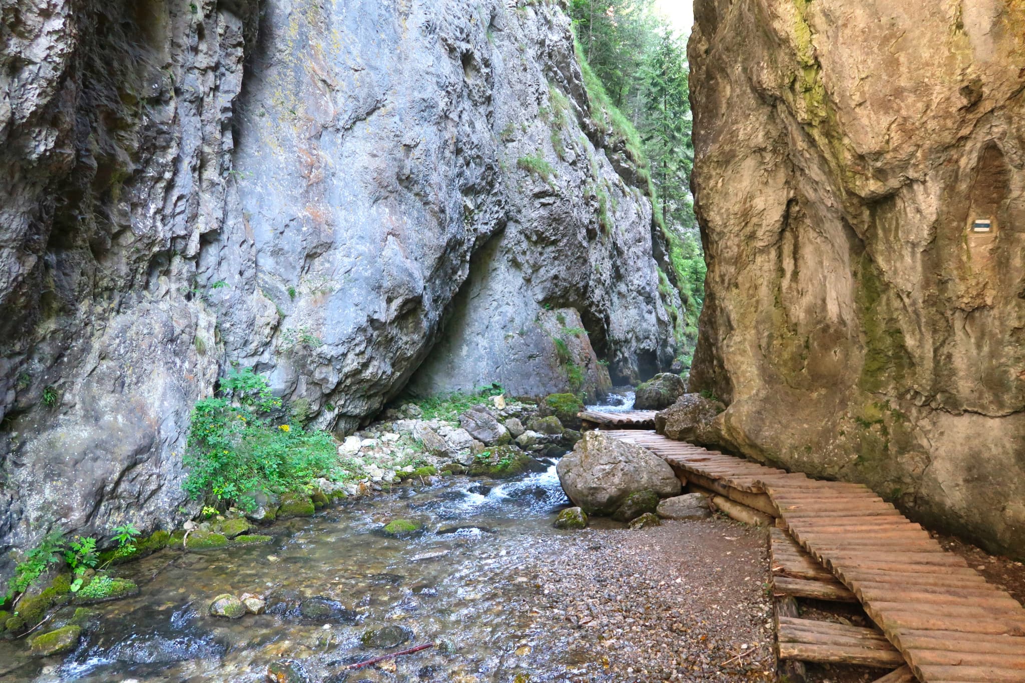 Turistické chodníky a cyklotrasy