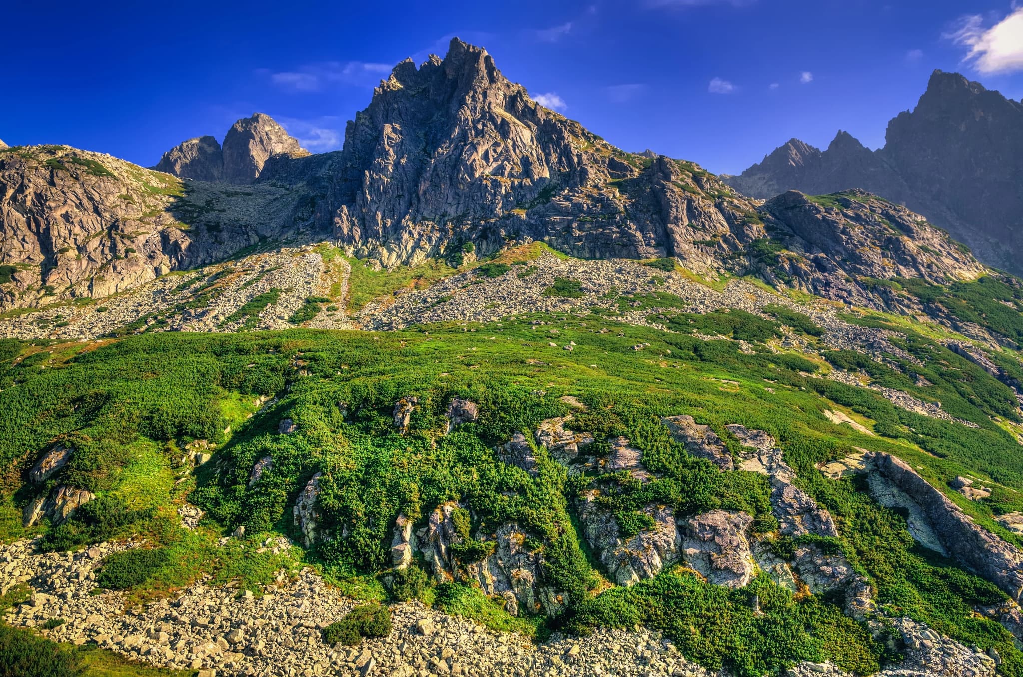 Lomnický štít - atrakcia v okolí Apartmánov Terra, vzdialenosť 9 km - Druhý najvyšší štít Vysokých Tatier s lanovkou a observatóriom.